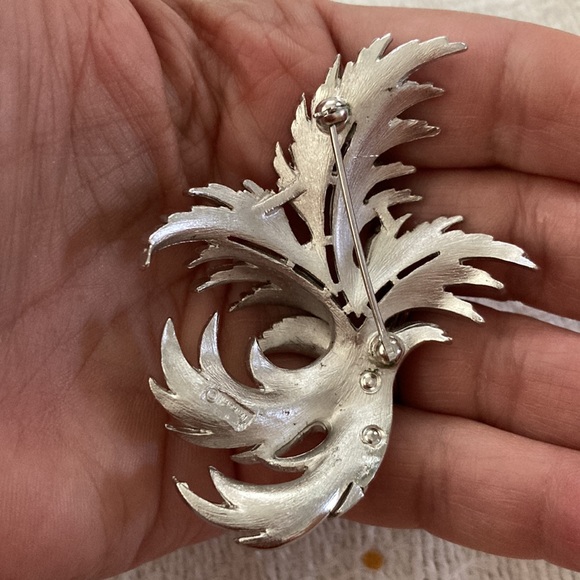 Vintage crown Trifari brooch. Slightly over 3 inches. Perfect. Sweeping scallop - Picture 5 of 7